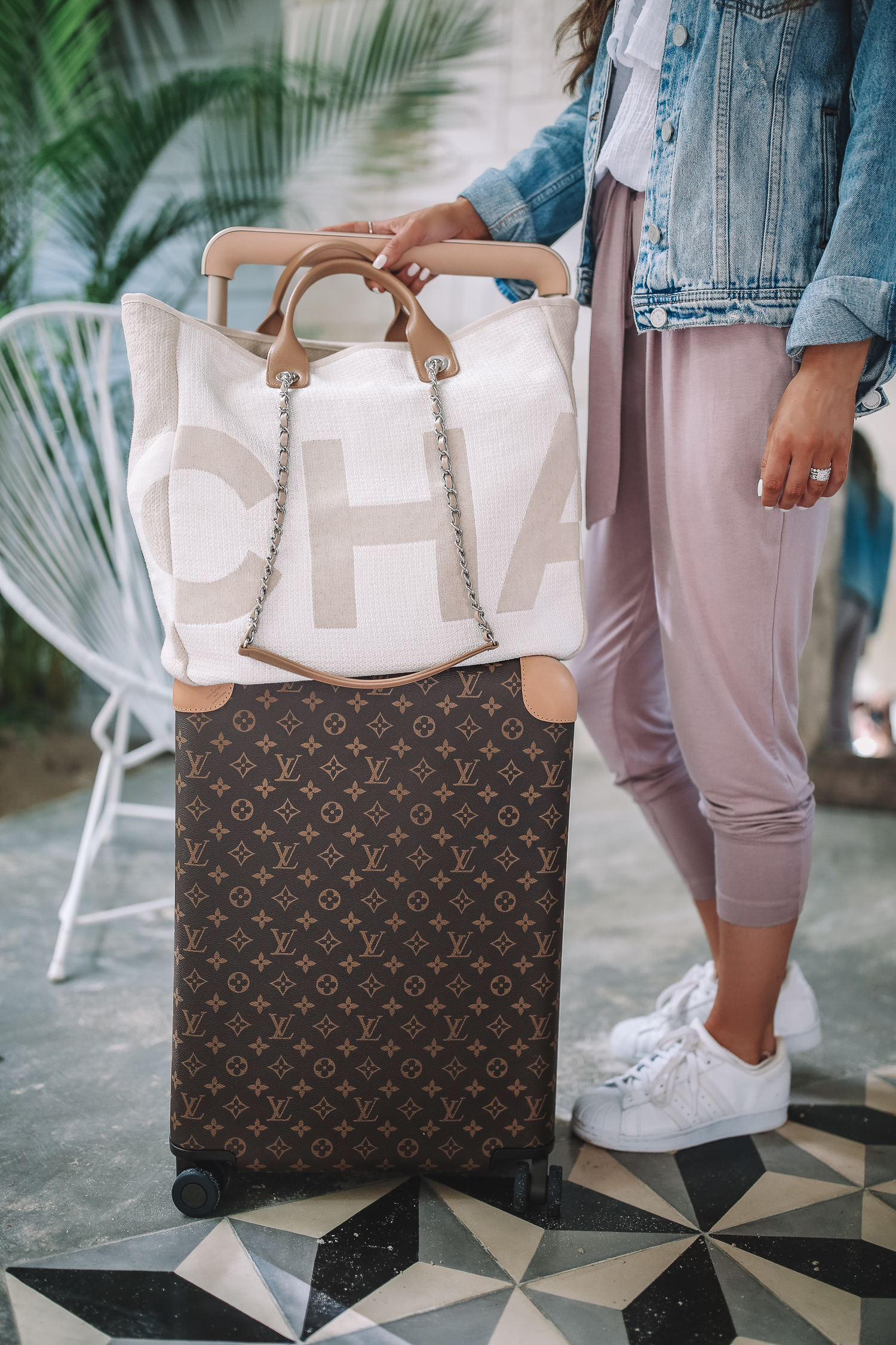 outfit airport louis vuitton luggage