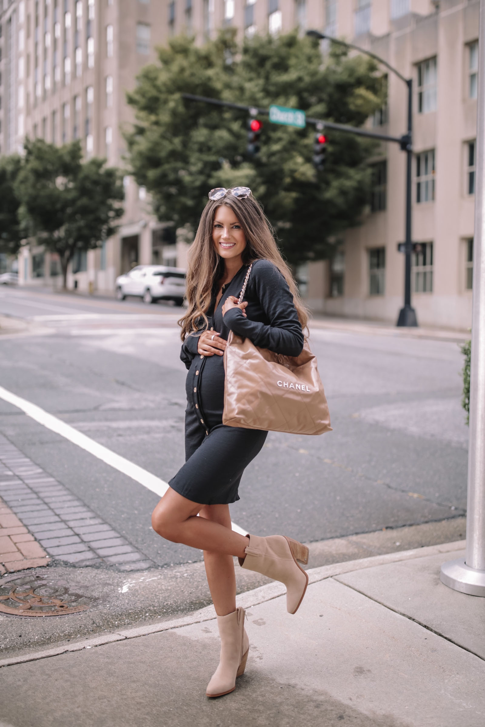 Mindy Kaling's Practical Hands-Free Bag Has a Chain Strap