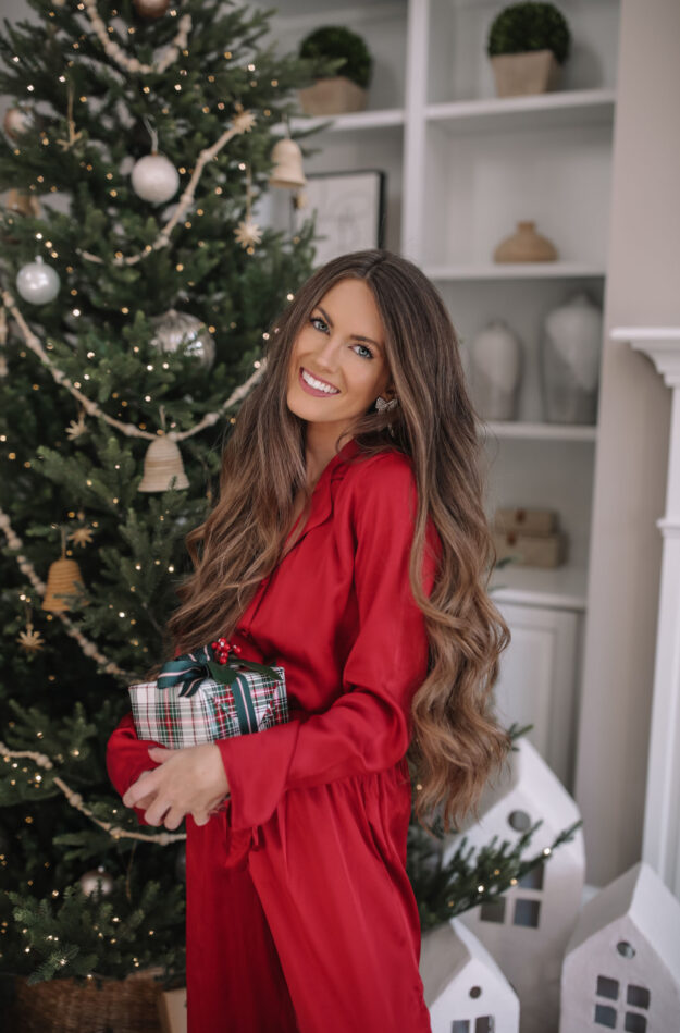 https://www.southerncurlsandpearls.com/wp-content/uploads/2023/12/nordstrom-gift-guide-luxury-silk-pajamas-5-625x949.jpg